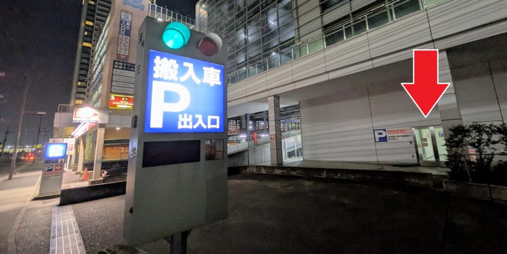 ヤマダLABI1高崎 駐車場の夜間出入口