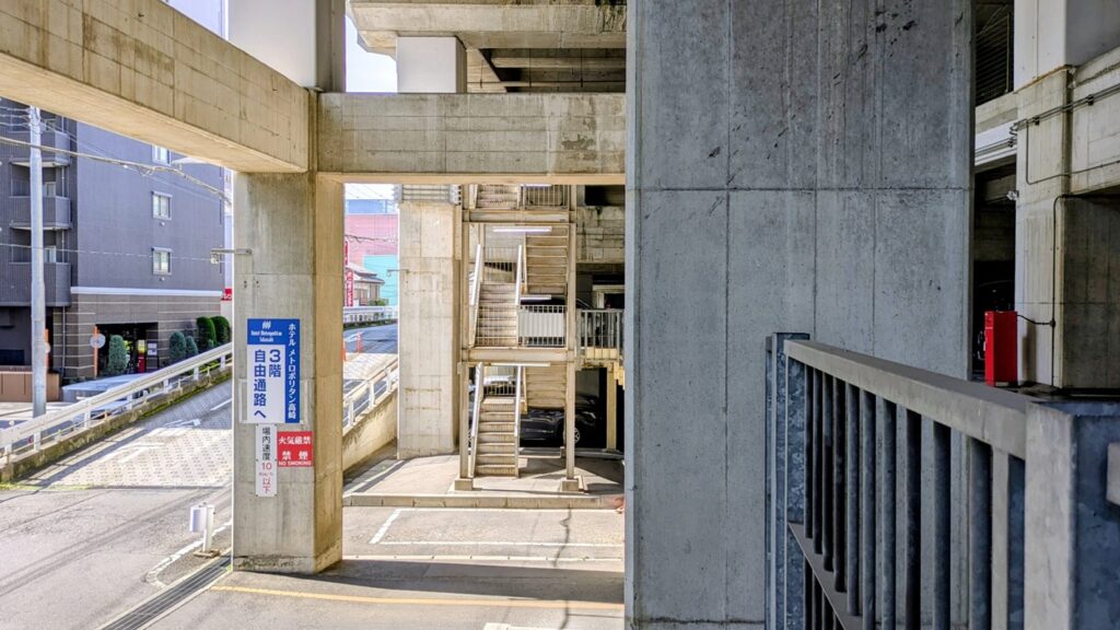 タイムズ高崎駅東口自動車駐車整理場の連絡階段