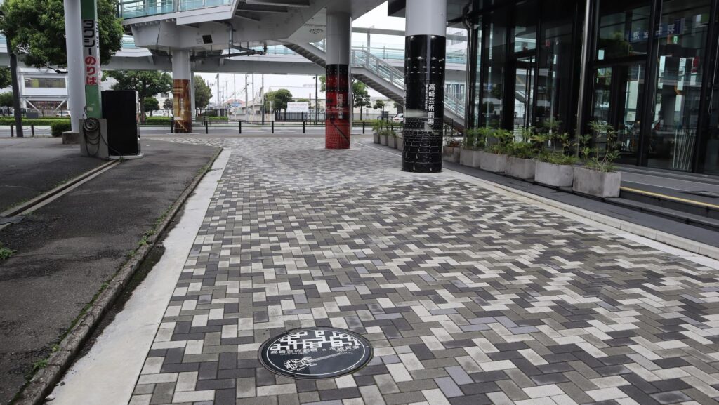 高崎芸術劇場×布袋寅泰 ギタリズム柄マンホール