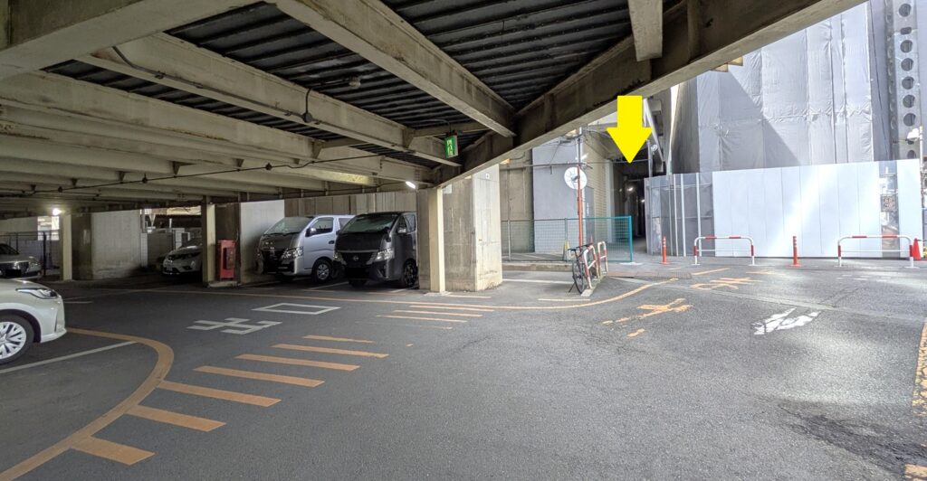 タイムズ高崎駅東口自動車駐車整理場　1階から高崎駅ビルへの通路