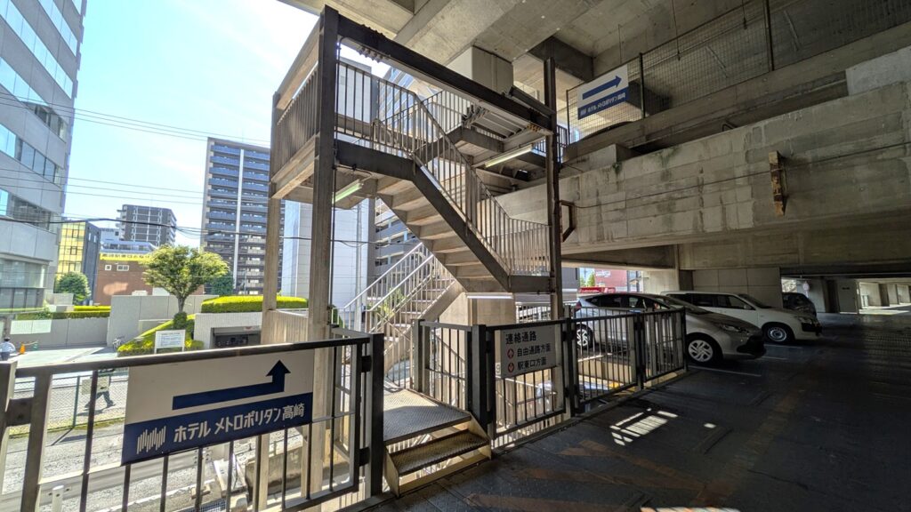 タイムズ高崎駅東口自動車駐車整理場の連絡階段
