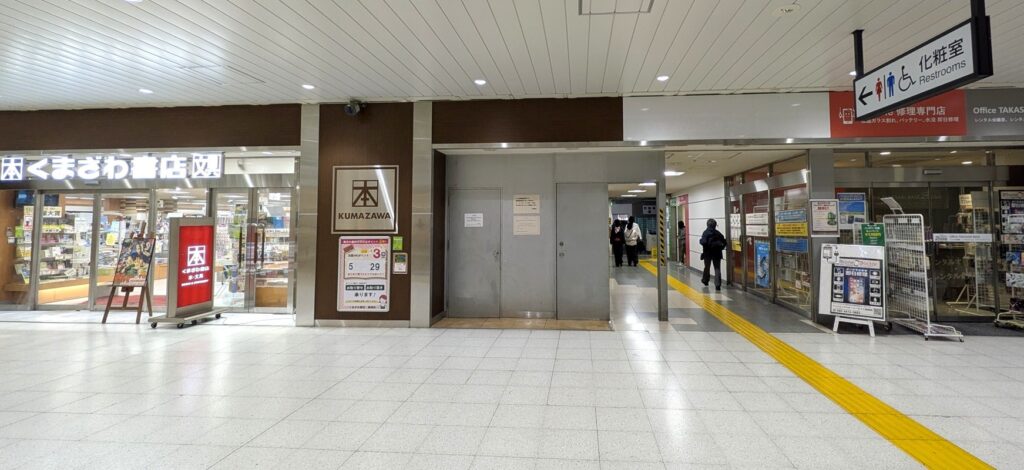 イーサイト高崎からタイムズ高崎駅東口自動車駐車整理場への自由通路はくまざわ書店の横