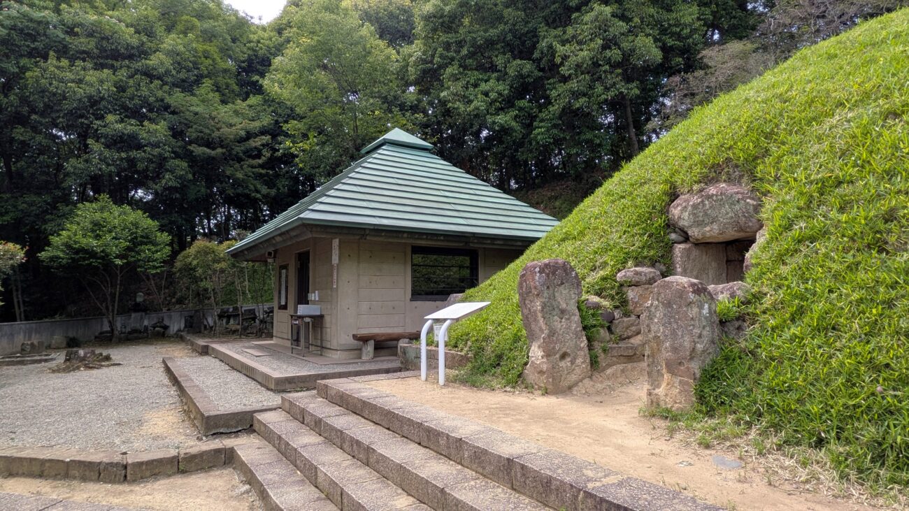 山上古墳と山上碑覆屋