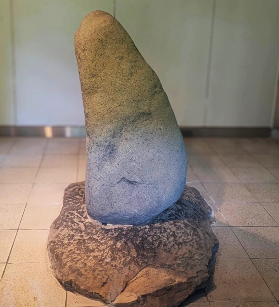 上野三碑「山上碑」の側面