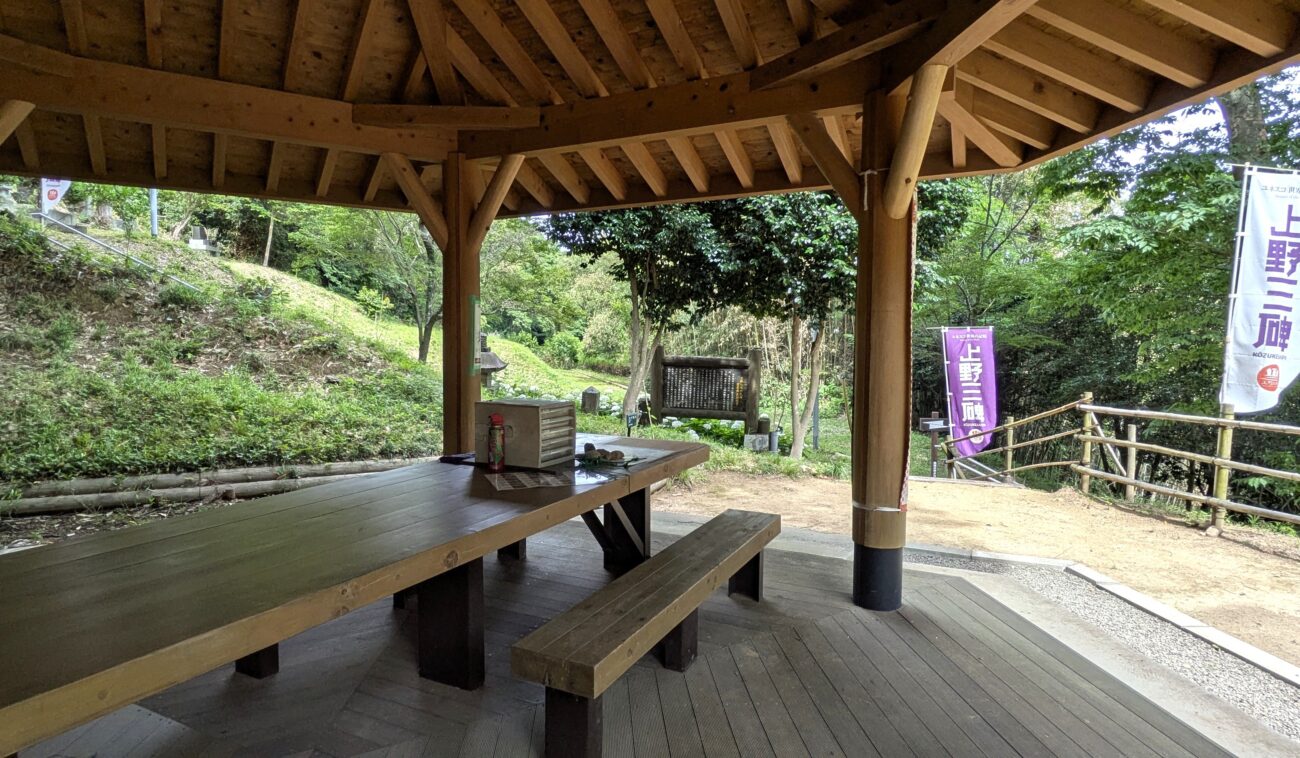 山上碑の東屋内部