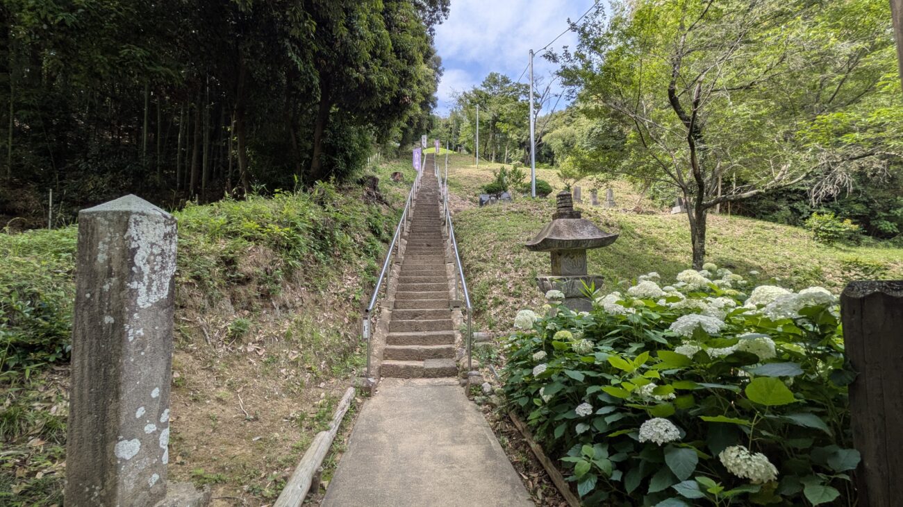 山上碑への階段